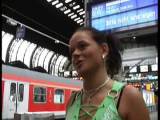 Sexclip von Jasmin1 aus DE: Im Zug habe ich Cathrin getroffen und auf dem Bahnsteig bin ich von meinem Freund und Rebecca empfangen worden. Dort haben wir Cathrin zu unserem Nackigwochenende überredet.