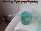 Sexclip von nylonjunge aus DE: Das Wasser wurde abgestellt.. Womit putzt Du Dir dann Deine Zähne..??? Ganz einfache Kiste... Schau Dir meine GEILE Anleitung dazu an