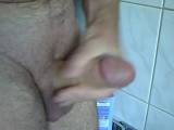 Sexclip von samba99 aus CH: geil habe ich vor dem Duschen meinen Schwanz gewichst und toll abgespritzt