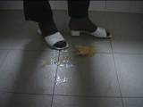 Sexclip von Teppichmatte aus DE: Ich habe den Kuhschrank gesäubert,und da Dachte Ich Mir wie Ich die Zitrone gesehen hatte das es gut zu Crushen sein so legte Ich Los mit Schwarzen und Weißen Sandaletten die Arme Zitrone :-)