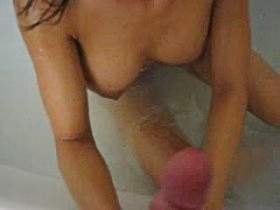 Thai beim Blowjonb in der Badewanne