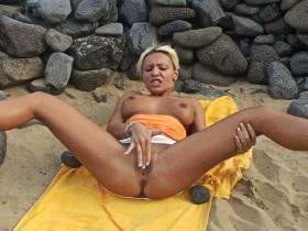 Vorschaubild vom Amateurporno mit dem Titel "Am Strand gefingert" von strip-maus