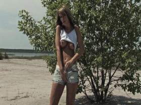 Vorschaubild vom Amateurporno mit dem Titel "Lisa pinkelt im Stehen" von sex-and-tights