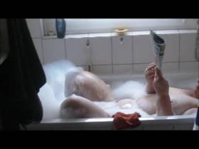 Vorschaubild vom Privatporno mit dem Titel "Dicke Ehehure in der Wanne..wird vom Partner gefingert" von smfreund60