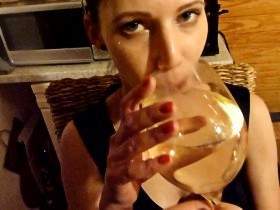 Vorschaubild vom Amateurporno mit dem Titel "Rotwein, Weisswein oder Gelbwein...?" von ViktoriaGoo