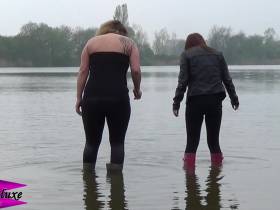 Vorschaubild vom Amateurporno mit dem Titel "Gummistiefel #9 - Am See mit einer Anfängerin" von SivaDeluxe