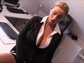 Vorschaubild vom Privatporno mit dem Titel "Fuck ! Stress mit Chef im Büro ! Nylonfick" von candysamira