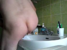 Vorschaubild vom Amateurporno mit dem Titel "Waschbeckenschiss" von Arschgeil882