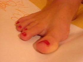 Vorschaubild vom Privatporno mit dem Titel "Lackiere meine Fußnägel" von tomnata