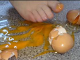 Vorschaubild vom Privatporno mit dem Titel "Crushing: Rohe Eier (FAN Video Deiner Göttin für Royboy2)" von Lina989