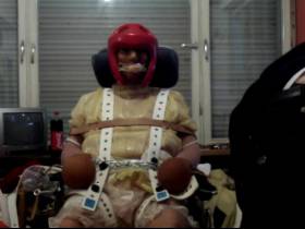 Vorschaubild vom Amateurporno mit dem Titel "Sklavin total festgreschnallt im Rollstuhl und in ihrem vollgekackten Windeln..." von dompaar2005