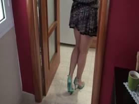 Vorschaubild vom Amateurporno mit dem Titel "Mit grünen High-heels in die Küche geschissen ( Durchfall)" von sweet-carla
