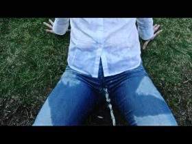 Vorschaubild vom Amateurporno mit dem Titel "EXTREME Jeans Pisserei in Nachbars Garten !!" von SandySwallow