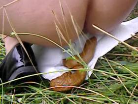 Vorschaubild vom Amateurporno mit dem Titel "Die braune Schlange im Gras." von pretty-yolanda