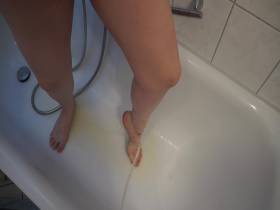 Vorschaubild vom Amateurporno mit dem Titel "Auf die Füße pissen und gepisst bekommen" von CaraliaDeluxe