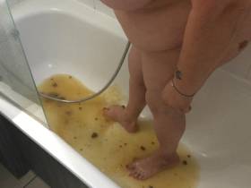 Vorschaubild vom Amateurporno mit dem Titel "Eine Badewanne voll von meinen Poop" von PornOrgasmi