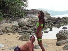 Vorschaubild vom Amateurporno mit dem Titel "PHUKET am Strand Transe Pisst ins MAUL PISSEN" von CindyLadyboyTS
