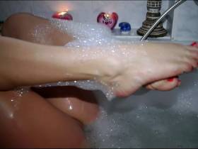 Vorschaubild vom Privatporno mit dem Titel "Meine süßen Füße in der Wanne..." von HOTJuliaXXX