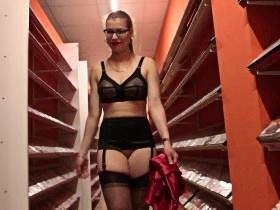 Vorschaubild vom Amateurporno mit dem Titel "Walking in Heels und Bra" von sexy-engel