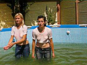 Vorschaubild vom Privatporno mit dem Titel "Mit Christina in Jeans und weißen T-Shirts im Pool" von tomnata