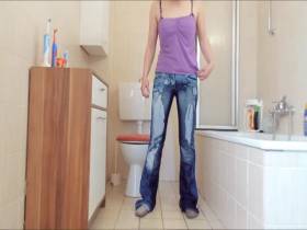 Vorschaubild vom Amateurporno mit dem Titel "Pisse Jeans angefertigt" von Heiss-und-Feucht