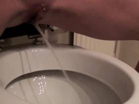 Vorschaubild vom Amateurporno mit dem Titel "Toilette Vollgepisst!" von Hot-Dirty-Joy