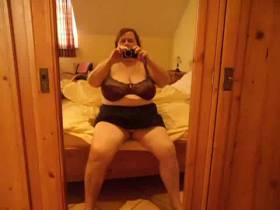 Vorschaubild vom Privatporno mit dem Titel "Rumvotzen im Hotelzimmer vorm Spiegel und pissen auf dem Kloo" von jacotymaus