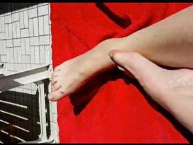 Vorschaubild vom Privatporno mit dem Titel "Nackte Füße einer MILF ** Barefoot **" von nylonjunge