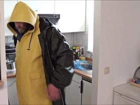 Vorschaubild vom Amateurporno mit dem Titel "In der Küche Im gelben Friesennerz und Regenmantel" von RegenUwe