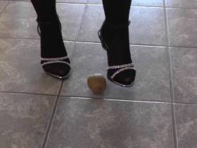 Vorschaubild vom Amateurporno mit dem Titel "Crushing: eine Kiwi wird mit den Heels zermatscht" von geilblasen
