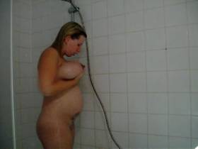 Vorschaubild vom Amateurporno mit dem Titel "Schwanger duschen" von diabolos09