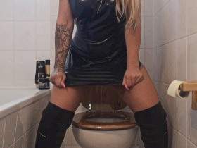 Vorschaubild vom Amateurporno mit dem Titel "Das wird mit dir gemacht Toilettensklave." von Roxy-Lane