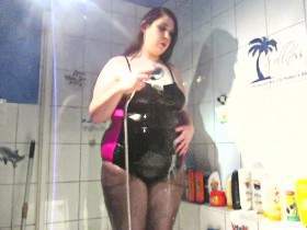 Vorschaubild vom Amateurporno mit dem Titel "USERWUNSCH - Duschen mit Badeanzug   Nylons" von Raubkatze87