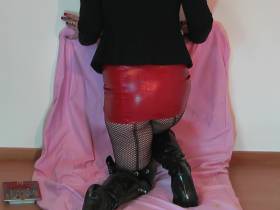 Vorschaubild vom Amateurporno mit dem Titel "Rotes lack mini kleid und cigarello" von dirtydestiny