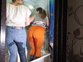 Vorschaubild vom Amateurporno mit dem Titel "Pissing in Jeans in der Wanne (2)" von Snejka