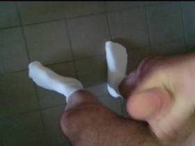 Vorschaubild vom Amateurporno mit dem Titel "Weisse Socken" von nylonjunge