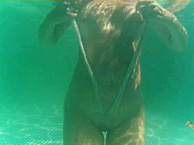 Vorschaubild vom Privatporno mit dem Titel "Weisser Slingshot Badeanzug im Pool" von tomnata