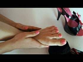 Vorschaubild vom Privatporno mit dem Titel "Sexy Nylons, High Heels und Füße mit pinken Lack" von Herrin-Transe