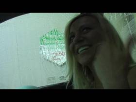 Vorschaubild vom Privatporno mit dem Titel "In der Autowaschanlage" von Geile-Sharon