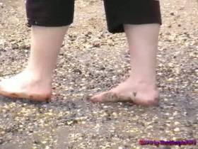 Vorschaubild vom Amateurporno mit dem Titel "Sie sammelt Muscheln am Strand" von SilentCouple7973