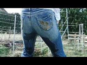Vorschaubild vom Amateurporno mit dem Titel "Heimlich beim Nachbarn in die Jeans gepisst ! HD !" von SandySwallow
