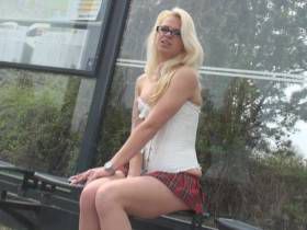 Vorschaubild vom Amateurporno mit dem Titel "Teeny im Minirock an der Bushaltestelle abgeschleppt" von sexyJoleen