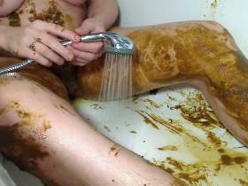Vorschaubild vom Amateurporno mit dem Titel "Abwaschen Scheiße in Bad ..." von DirtyBarbara