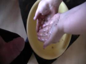 Vorschaubild vom Amateurporno mit dem Titel "Piss mir die Hände sauber" von Flittchenschlampe