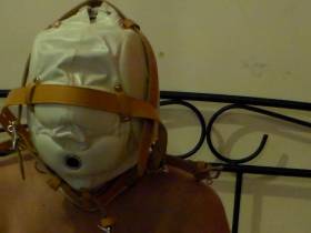 Vorschaubild vom Amateurporno mit dem Titel "Sklavensau wird in Maske ans Bett gefesselt" von dompaar2005
