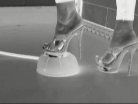 Vorschaubild vom Amateurporno mit dem Titel "Crushing - Heels gegen Strandball" von TittenMonsterCindy