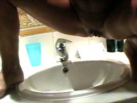 Vorschaubild vom Amateurporno mit dem Titel "In das Waschbecken gepisst" von angelgrazia06