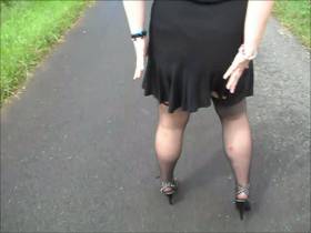 Vorschaubild vom Amateurporno mit dem Titel "Outdoor: Geil gepisst mit Halterlosen, High Heels und Minikleidchen" von FetischKitty
