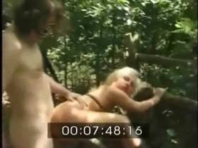 Vorschaubild vom Amateurporno mit dem Titel "Sie wird gefickt, Sklave liegt im Dreck" von SMZirkel