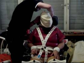 Vorschaubild vom Amateurporno mit dem Titel "Die Gummisklavin wird in ihrer scheissegefüllten Gummistrumpfhose auf den Rollstuhl geschnallt." von dompaar2005